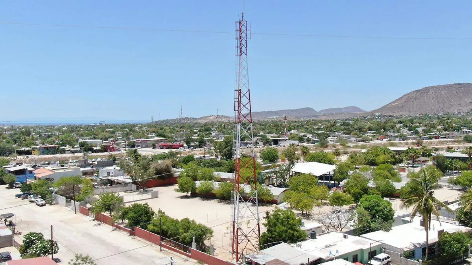 Antena CFE en escuela la paz